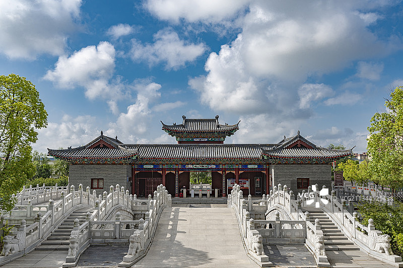 湖北麻城市孝感乡移民文化公园正门南门入口门楼全景图片素材