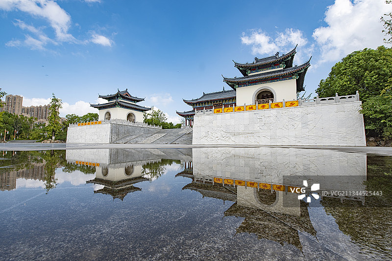 湖北麻城市孝感乡移民文化公园祭祀大殿倒影全景图片素材