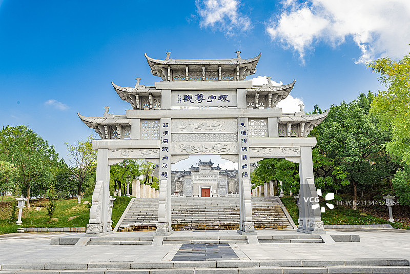 湖北麻城市孝感乡移民文化公园移民文化陈列馆环宇尊亲牌坊全景图片素材