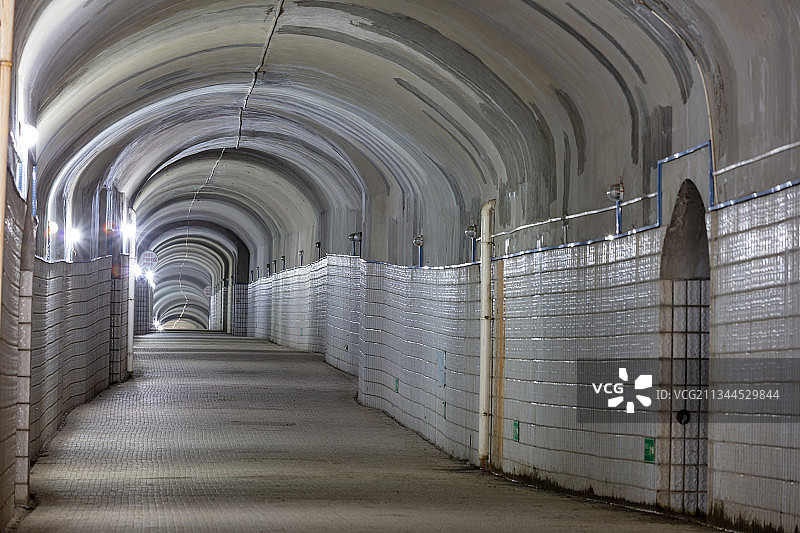 古老潮湿的防空洞图片素材