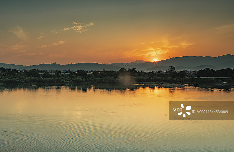 日落，夕阳，晚霞，鸭绿江，水面，倒影，温暖，浪漫，水天一色图片素材