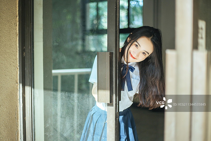 亚洲美女大学生穿着校服在校园里图片素材