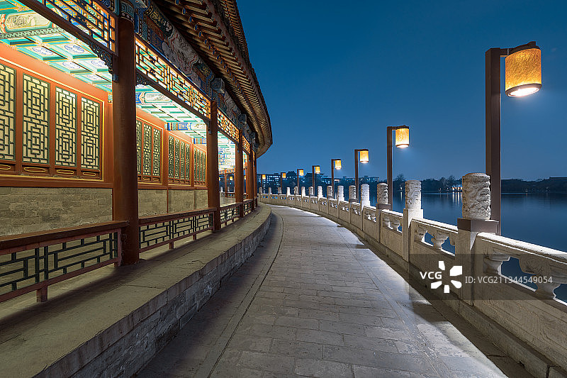 夜晚的北京北海公园回廊夜景图片素材
