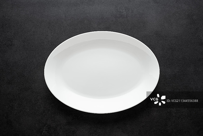黑色底纹上一个白色空碟美食餐饮背景图片素材