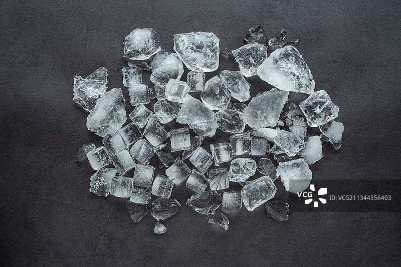 黑色背景上的一堆碎冰块美食餐饮背景图片素材