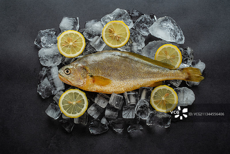 碎冰块上一条新鲜黄花鱼图片素材
