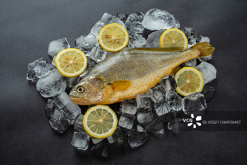 碎冰块上一条新鲜黄花鱼图片素材