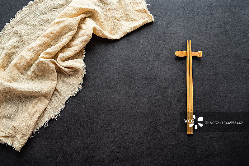 黑色背景上的餐布和筷子图片素材