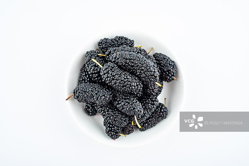 白背景上一碟桑果图片素材