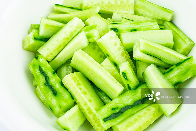 一盆切好的青瓜条图片素材