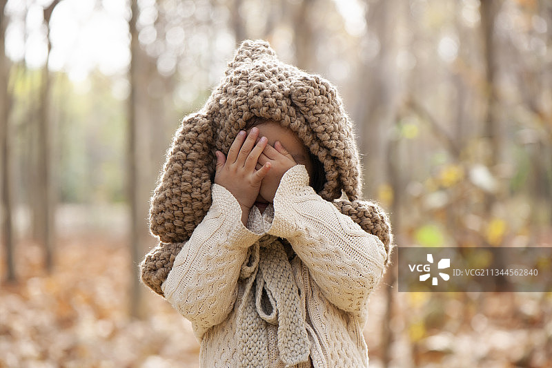 小女孩和泰迪在秋天的落叶中图片素材