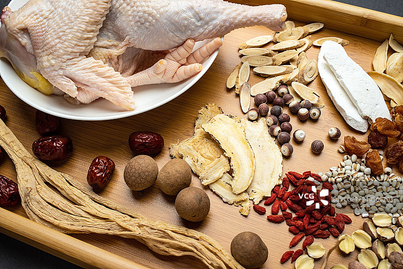 新鲜老母鸡和炖汤中药材汤料图片素材