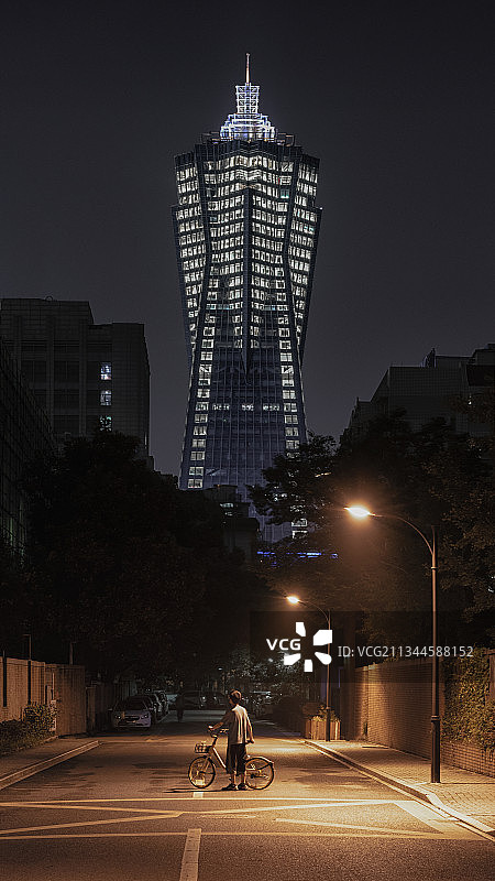 夜晚的下班路图片素材