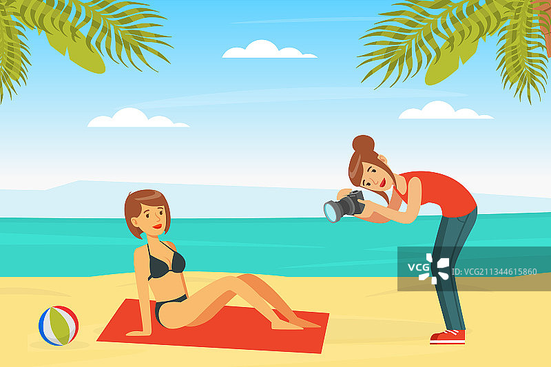 穿着泳衣的女人在摄影师面前摆姿势图片素材