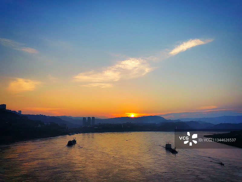 长寿长江大桥上手机拍摄日出东方风景图片素材