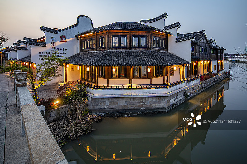 江南水乡苏州吴江黎里古镇老屋夜景图片素材