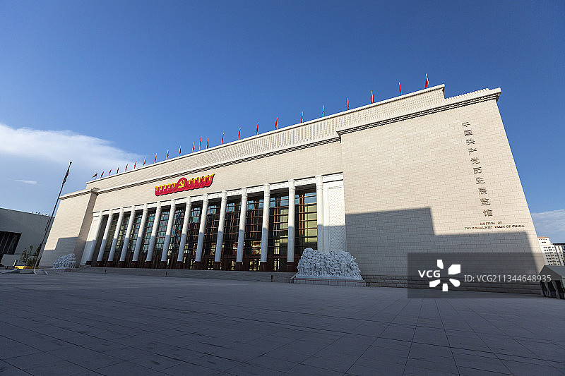 蓝天白云下的中国共产党历史展览馆图片素材