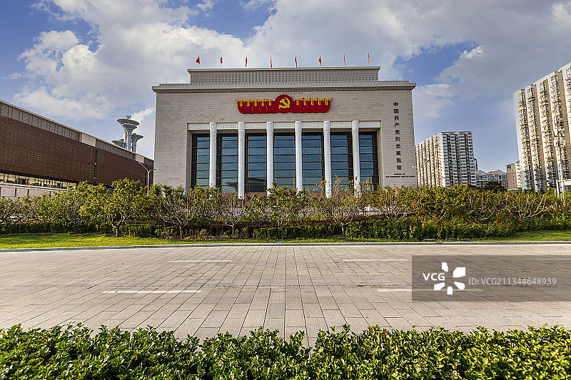 蓝天白云下的中国共产党历史展览馆图片素材