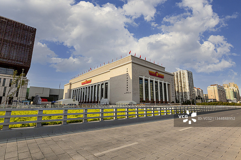 蓝天白云下的中国共产党历史展览馆图片素材