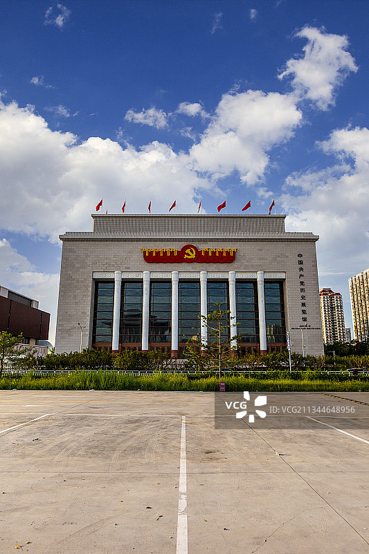 蓝天白云下的中国共产党历史展览馆图片素材