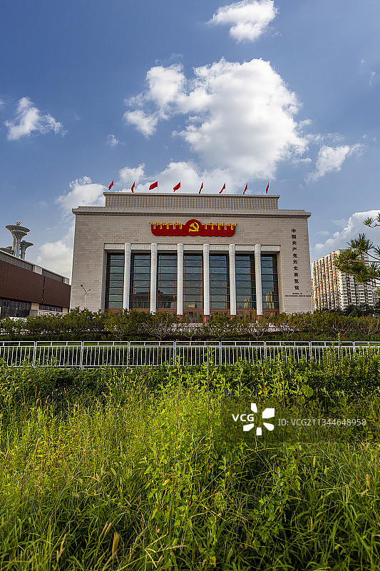 蓝天白云下的中国共产党历史展览馆图片素材