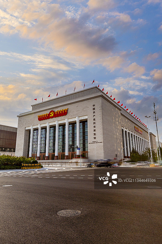 傍晚时分的中国共产党历史展览馆图片素材