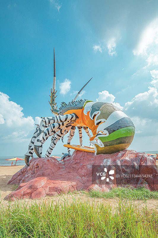 中国辽宁大连金普新区金石滩黄金海岸岸边大龙虾雕塑图片素材