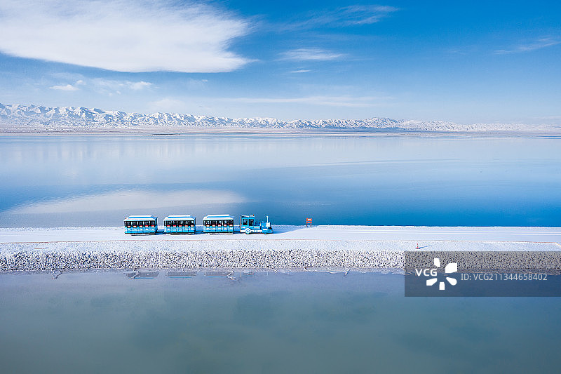 航拍青海海西茶卡盐湖天空之镜小火车图片素材