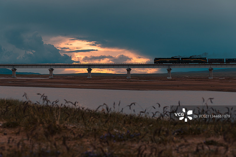 迎着光，奔向西藏图片素材