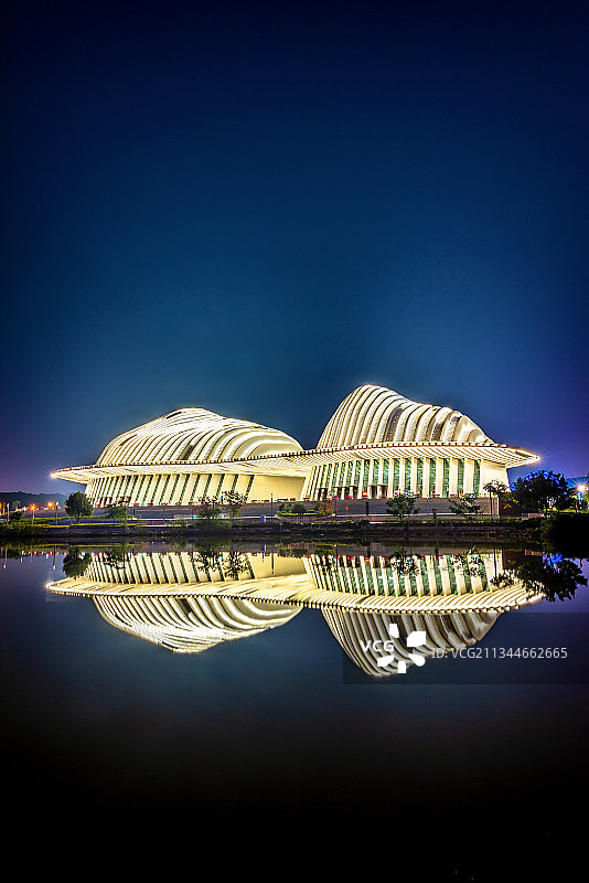 中国广西南宁五象新区文化艺术中心夜景图片素材