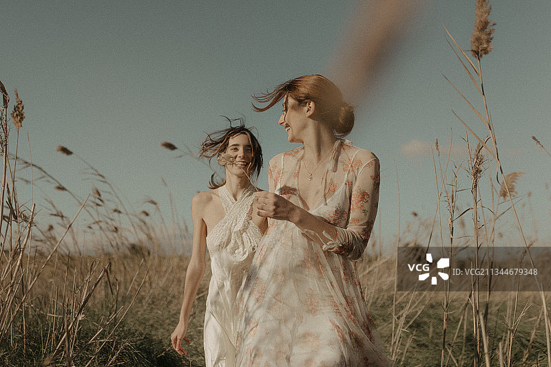 年轻女子带着一朵带着女友的黄图片素材