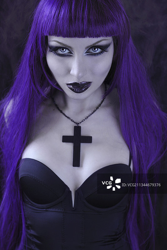 染发，紫色头发的年轻女性肖像（黑色背景）图片素材
