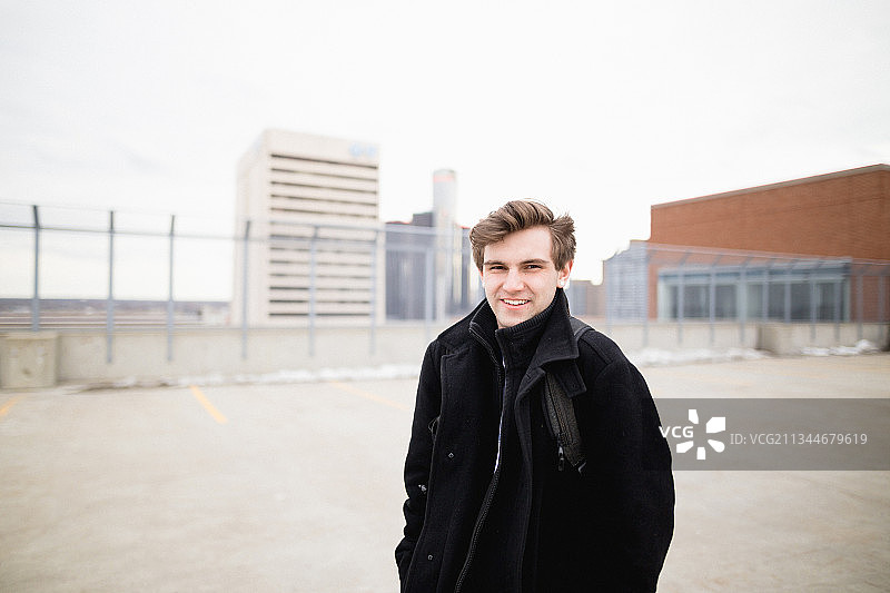 站在街上的青年肖像图片素材