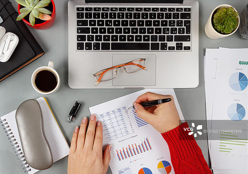 商务女性在办公室办公桌前工作图片素材