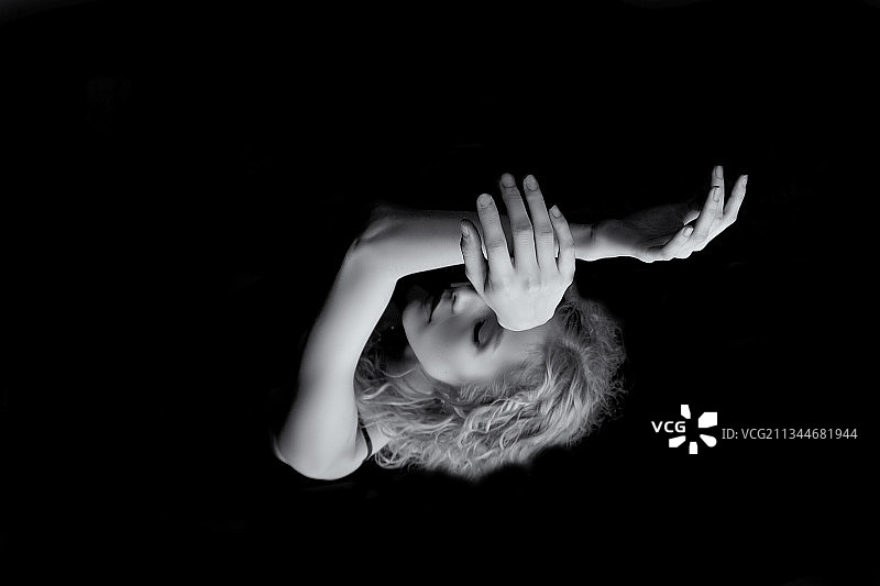 高角度拍摄的黑背景下的女人图片素材