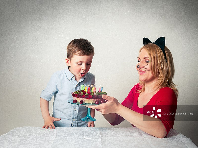 小男孩和妈妈一起过生日图片素材