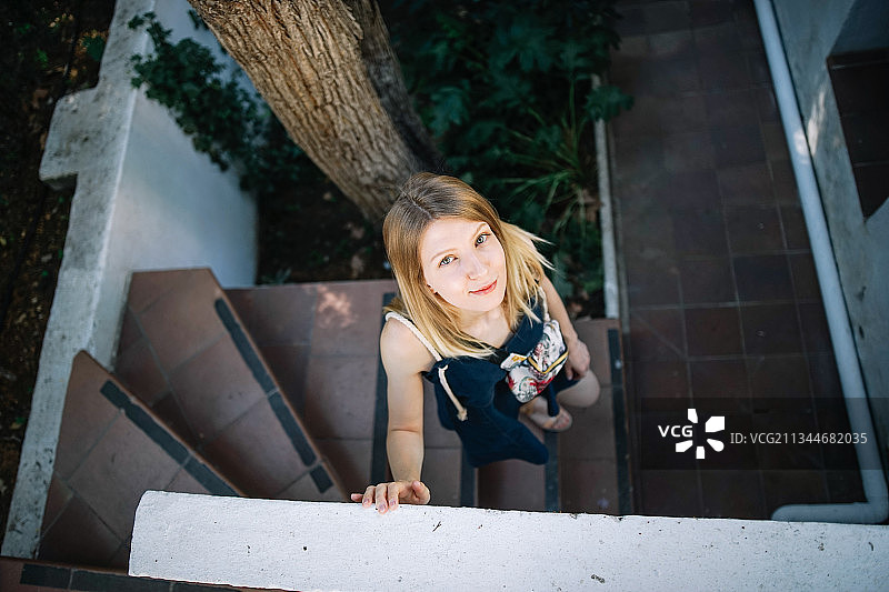西班牙年轻女人台阶俯视肖像图片素材