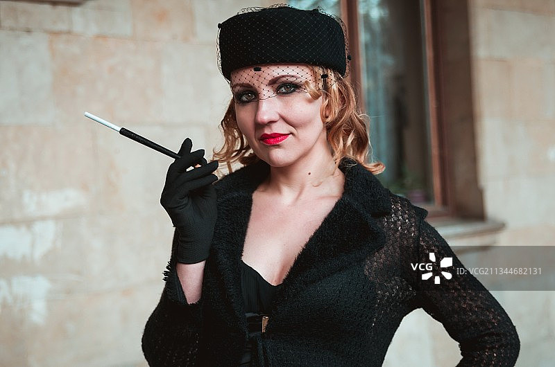 站在墙边的美丽复古女人图片素材