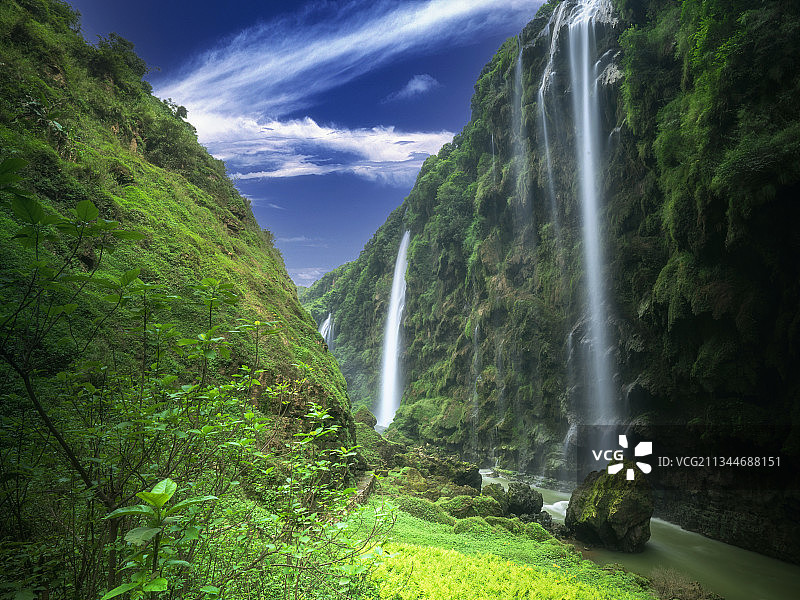 山沟沟里的小瀑布图片素材