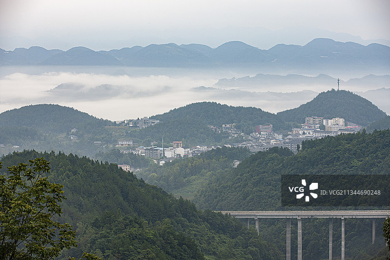 银北高速恩施段：路从云中来图片素材