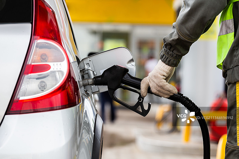 男人给汽车加油图片素材