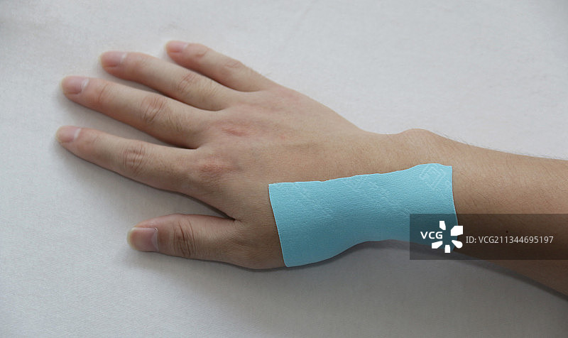 贴膏药的人的手部图片素材