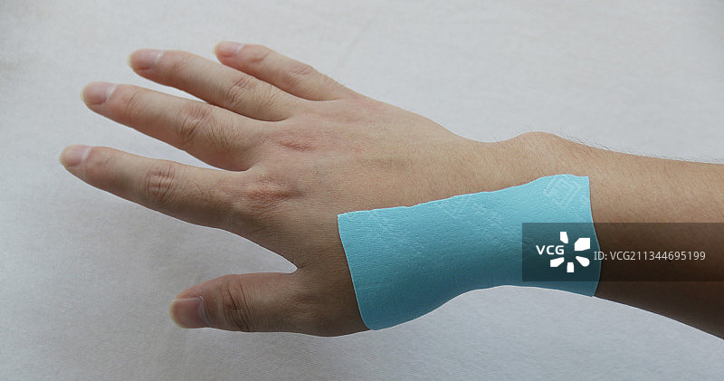 贴膏药的人的手部图片素材