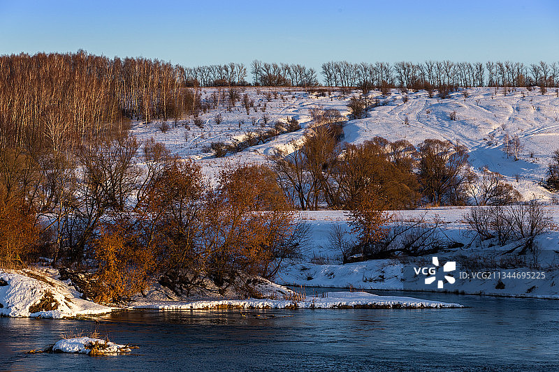 冬季冰冻的湖面，在天空的衬托下图片素材