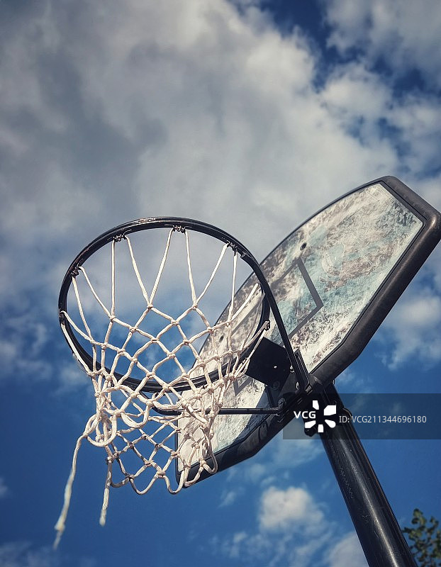 天空下的篮球架低角度景观图片素材