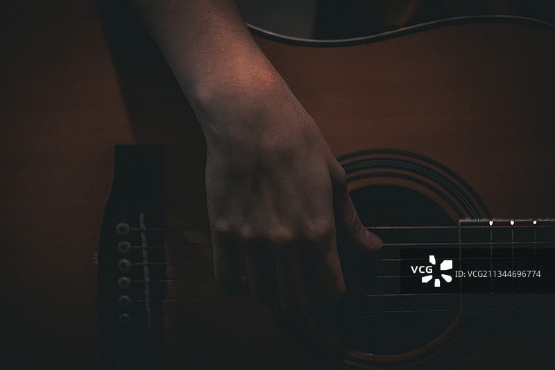 俄罗斯男子弹吉他的身体中部照片图片素材