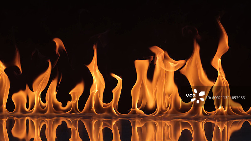 黑色背景下的火焰特写图片素材