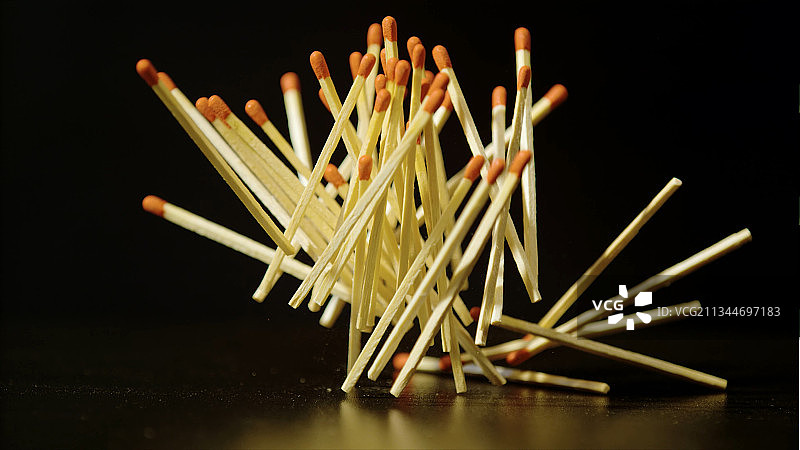 黑色背景下的火柴棍特写图片素材
