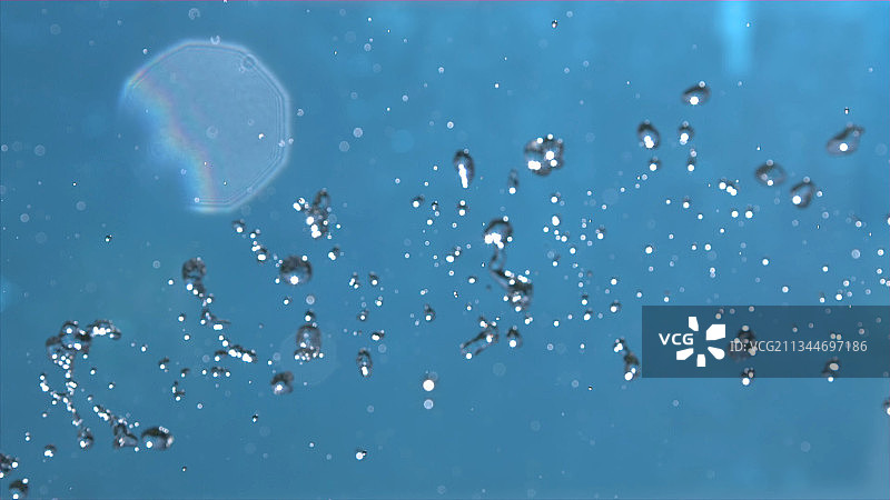 蓝天上的水滴特写图片素材