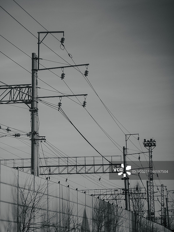 低角度拍摄俄罗斯的电线塔，背景是天空图片素材